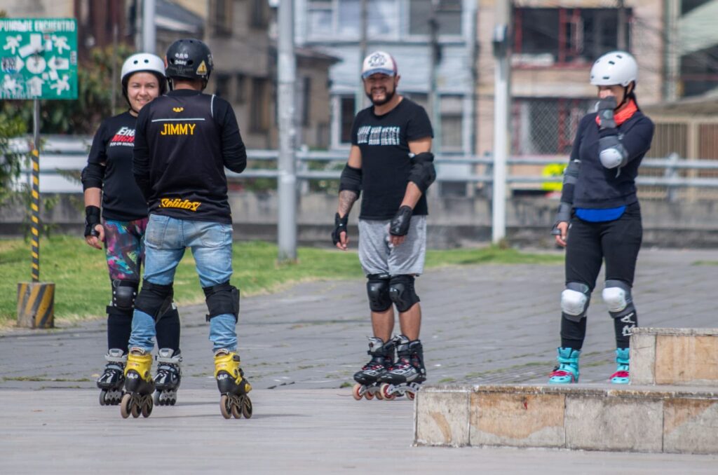 Aprende a patinar desde cero o mejora tu técnica. Entrenamos a tu ritmo, con acompañamiento real.